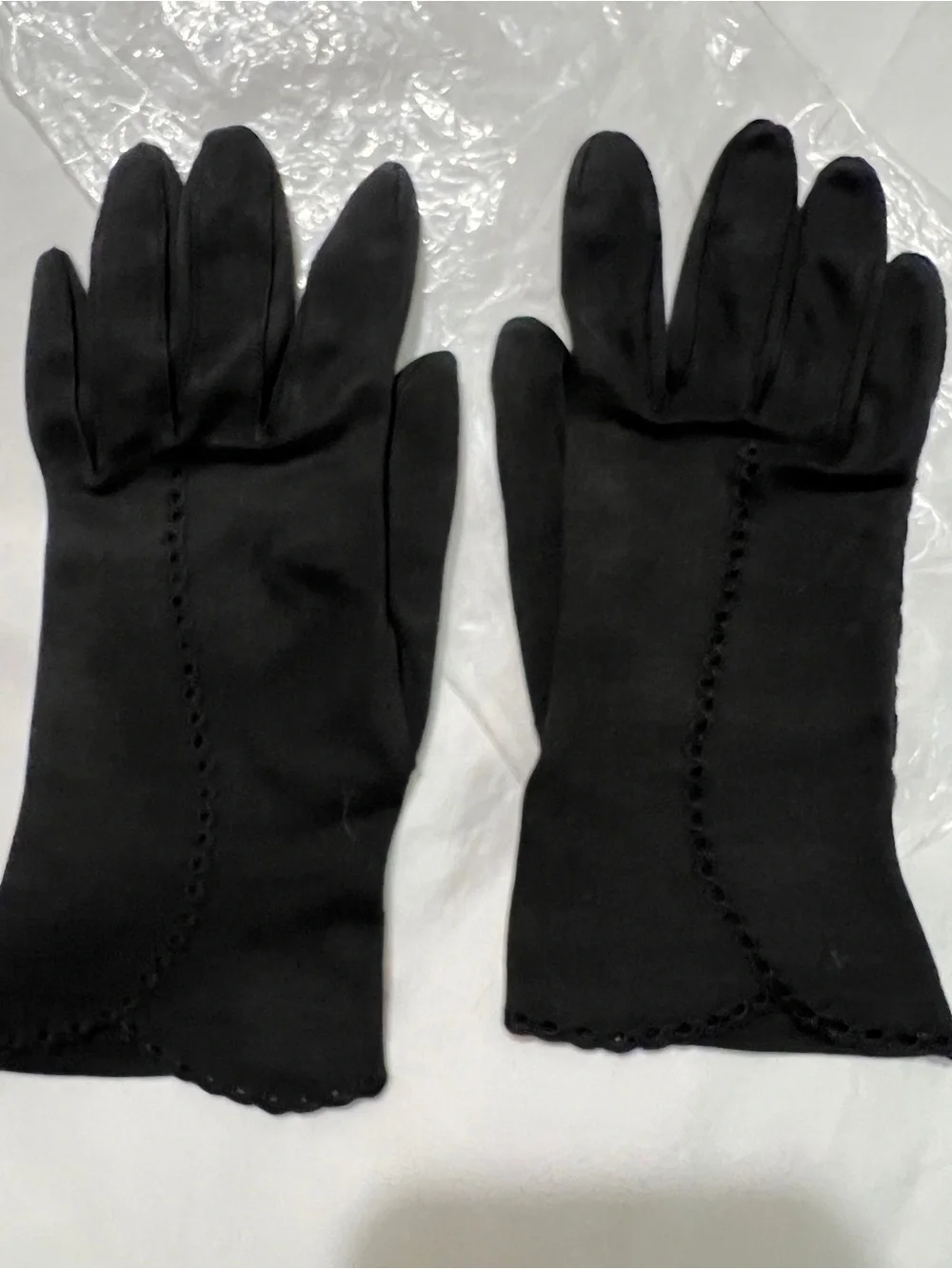 Vintage 50s/60s short black suede scalloped gloves size 6.5 like new